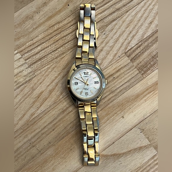 Timex Ladies Watch Indiglo Pearlescent Dial Gold Tone Bracelet Date Window - Picture 4 of 11